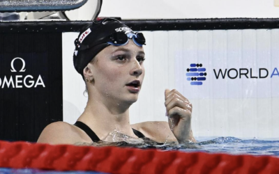 SUMMER MCINTOSH BATE RÉCORD MUNDIAL DE 200 METROS ESTILOS FEMENINO CON TIEMPO DE 2:06.12